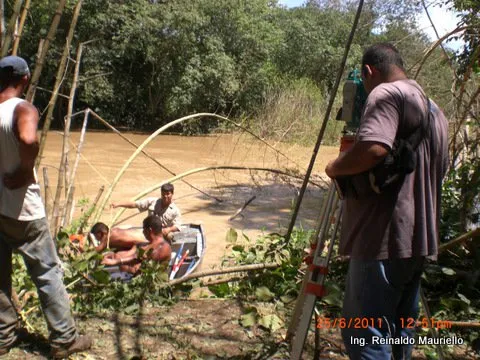 Cruce de río en bote para acceder a un punto de levantamiento