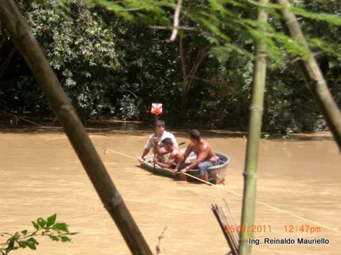 Cruce de río en canoa hacia zona de trabajo