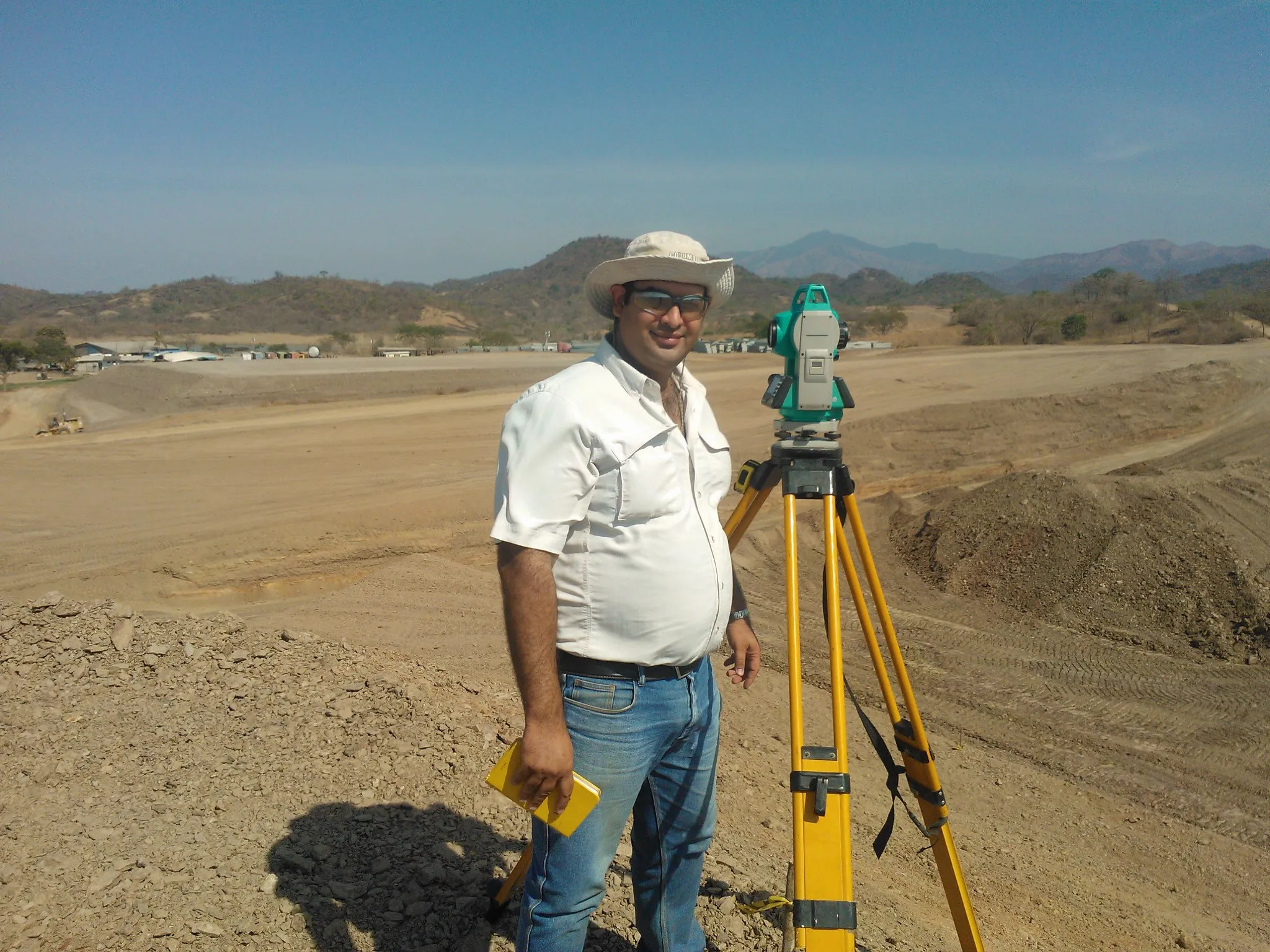 Estación total en obra de movimiento de tierra