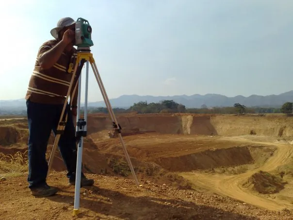 Estación total en taludes de cantera