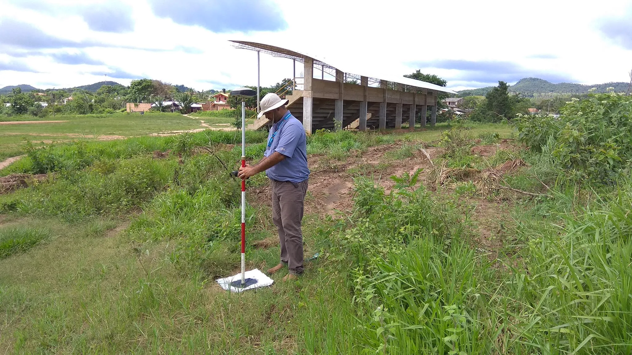 GNSS RTK cerca de estructura en construcción