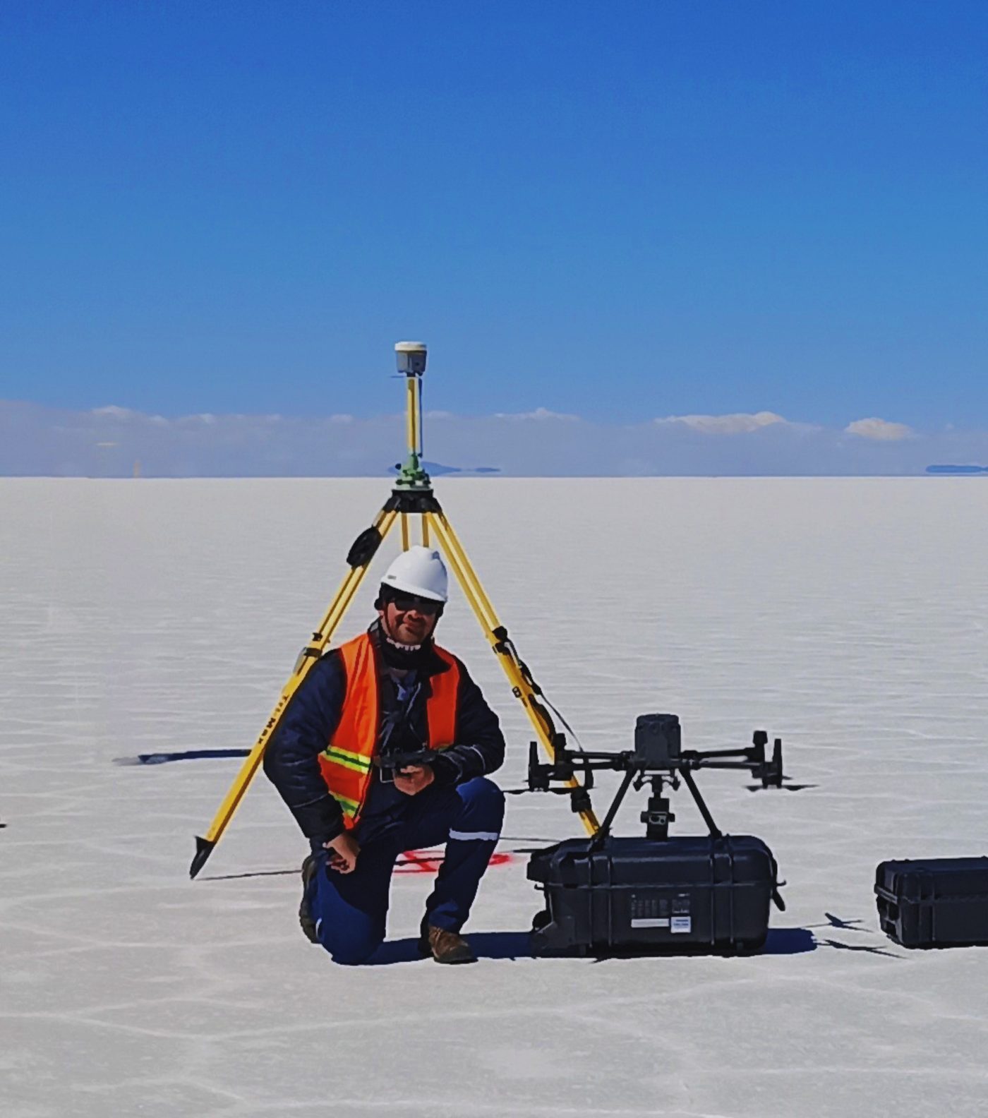 Técnico con dron equipado para percepción remota en salar